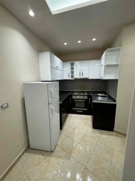 Tirane, jepet me qera apartament 1+1+Ballkon Kati 5, 75 m² 390 € (FRESK)
