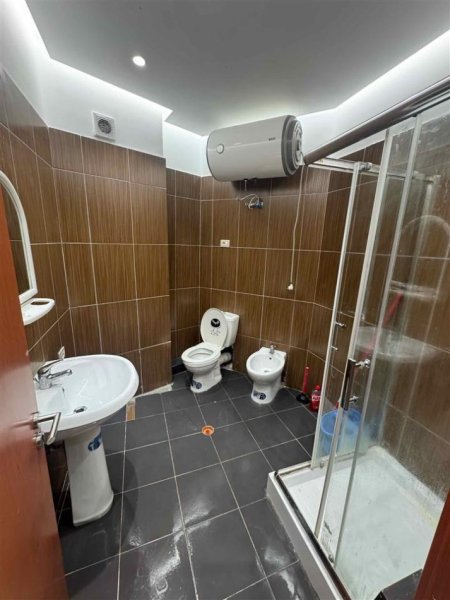 Tirane, jepet me qera apartament 1+1+Ballkon Kati 5, 75 m² 390 € (FRESK)