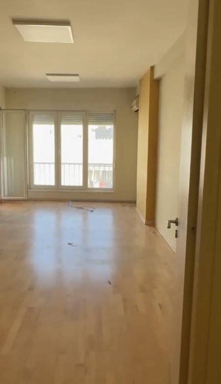 Tirane, jepet me qera zyre Kati 8, 123 m² 650 € (Kompleksi Kontakt 21 Dhjetori)