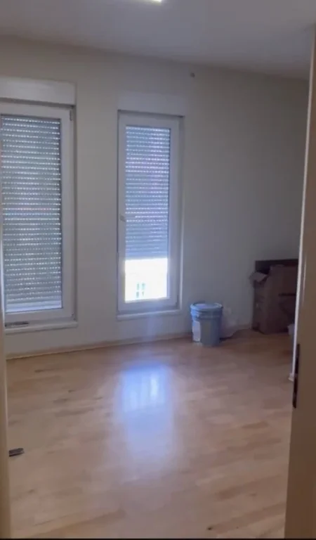 Tirane, jepet me qera zyre Kati 8, 123 m² 650 € (Kompleksi Kontakt 21 Dhjetori)