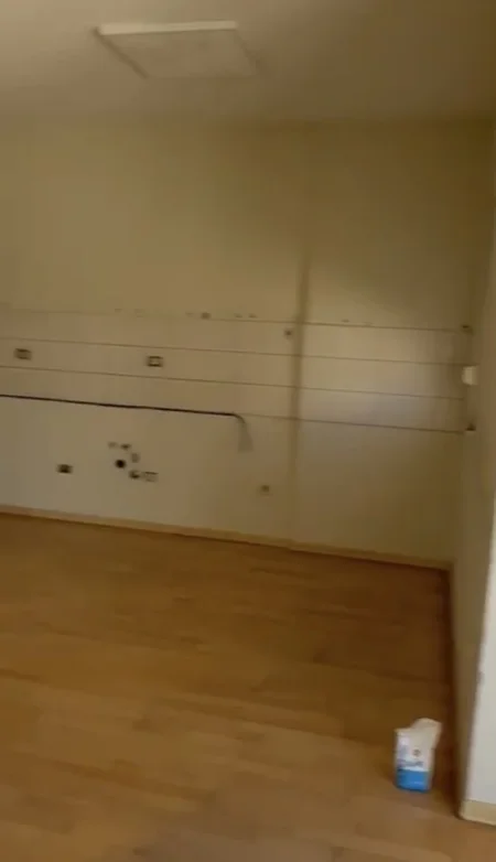 Tirane, jepet me qera zyre Kati 8, 123 m² 650 € (Kompleksi Kontakt 21 Dhjetori)