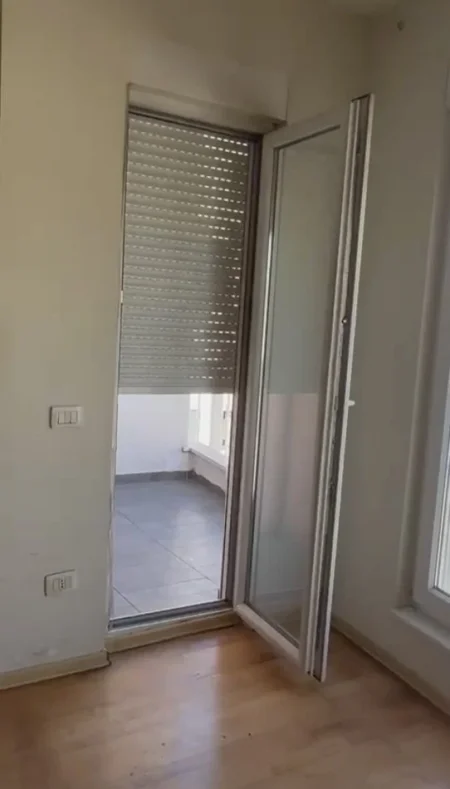 Tirane, jepet me qera zyre Kati 8, 123 m² 650 € (Kompleksi Kontakt 21 Dhjetori)