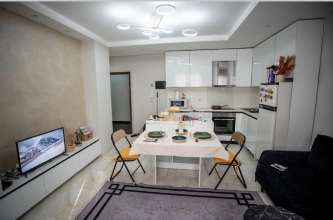 Tirane, jepet me qera apartament 1+1+Aneks+Ballkon Kati 2, 55 m² 600 € (Komuna e Parisit " tek Ola Fast")