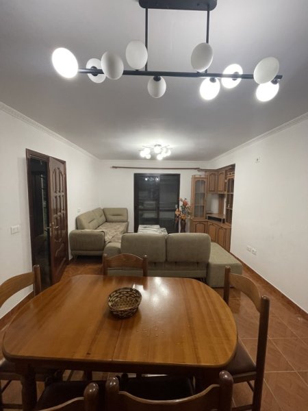 Tirane, jepet me qera apartament 2+1+Ballkon Kati 2, 85 m² 440 € (Rruga Riza Kodheli ,Venue Club)