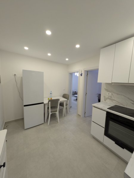 Tirane, jepet me qera apartament 2+1+Ballkon Kati 2, 75 m²