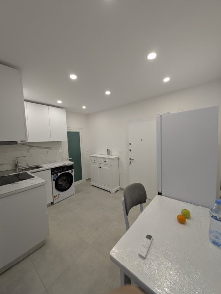 Tirane, jepet me qera apartament 2+1+Ballkon Kati 2, 75 m²