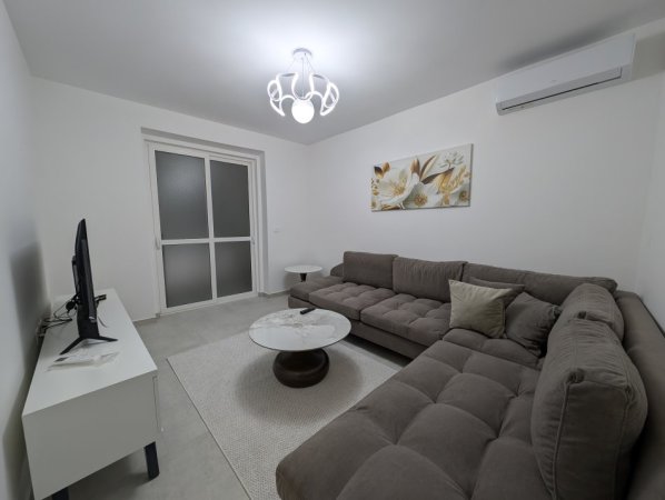 Tirane, jepet me qera apartament 2+1+Ballkon Kati 2, 75 m²