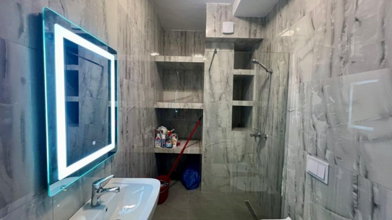 Me Qera: 1+1📍Ne Zemer te Komunes (Perball Kika 2) - 70.000 Lek - S.75m² - 100% e Re & Pallat 2025✨️