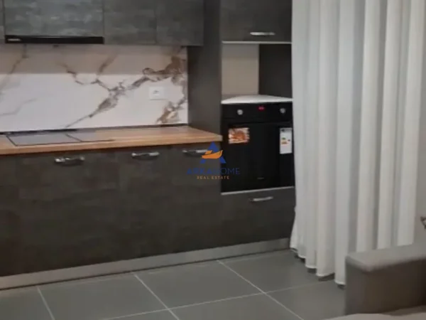 Tirane, jepet me qera apartament 2+1+Ballkon Kati 3, 105 m² 522 € 