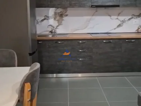 Tirane, jepet me qera apartament 2+1+Ballkon Kati 3, 105 m² 522 € 