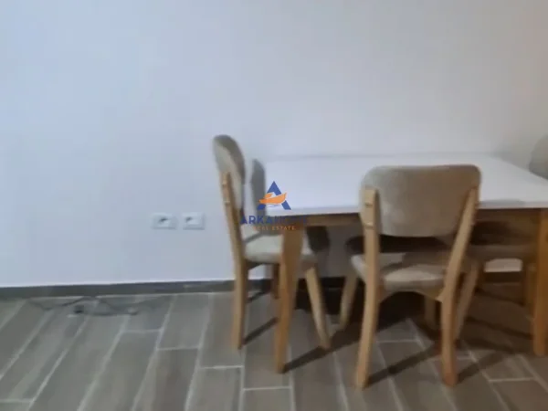 Tirane, jepet me qera apartament 2+1+Ballkon Kati 2, 100 m² 522 € 