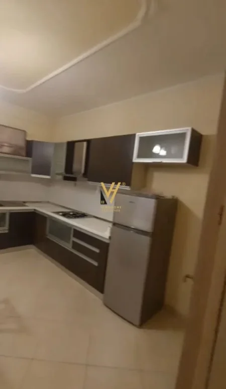 Tirane, jepet me qera apartament 2+1+Ballkon Kati 8, 85 m² 500 € (ASTIR)