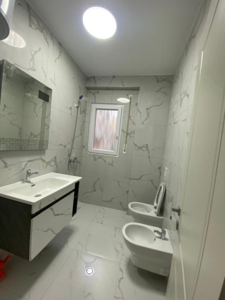 Tirane, jepet me qera apartament 2+1 Kati 4, 115 m² 500 € (Kopshti Botanik)