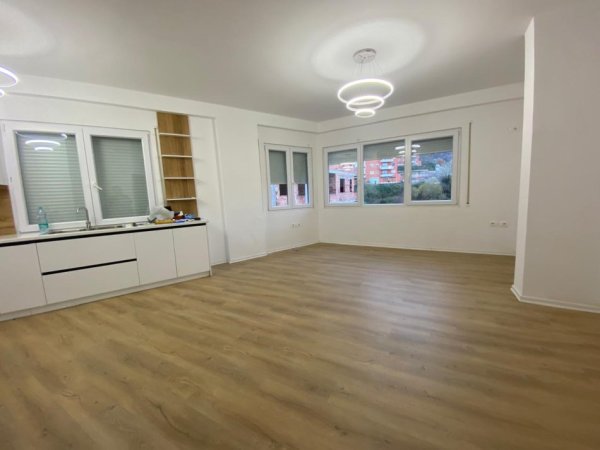 Tirane, jepet me qera apartament 2+1 Kati 4, 115 m² 500 € (Kopshti Botanik)