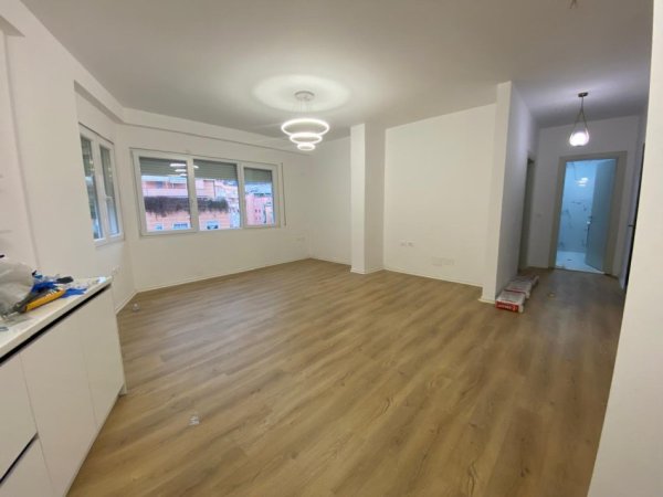 Tirane, jepet me qera apartament 2+1 Kati 4, 115 m² 500 € (Kopshti Botanik)