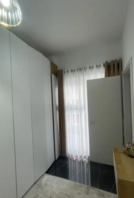 Tirane, jepet me qera apartament 1+1+Ballkon Kati 1, 52 m² 400 € (Kompleksi Mangalem, Ali Demi)