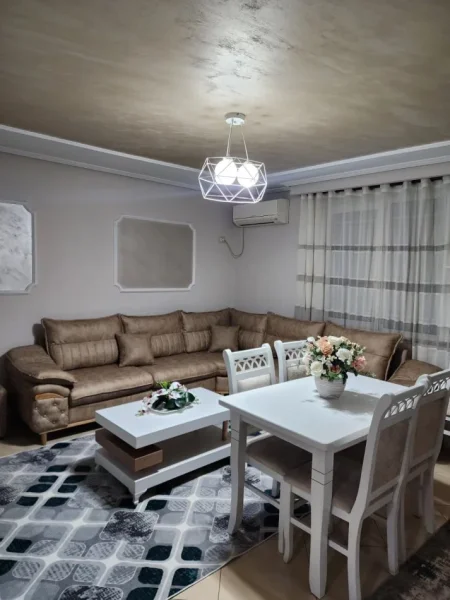 Tirane, jepet me qera apartament 2+1+Ballkon Kati 5, 95 m² 800 € (ZOGU I ZI)
