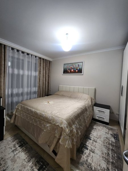 Tirane, jepet me qera apartament 2+1+Ballkon Kati 5, 95 m² 800 € (ZOGU I ZI)