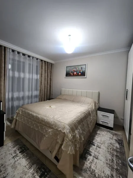 Tirane, jepet me qera apartament 2+1+Ballkon Kati 5, 95 m² 800 € (ZOGU I ZI)