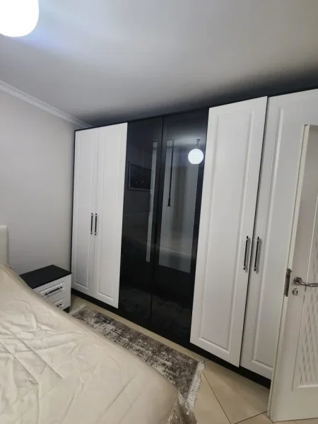 Tirane, jepet me qera apartament 2+1+Ballkon Kati 5, 95 m² 800 € (ZOGU I ZI)