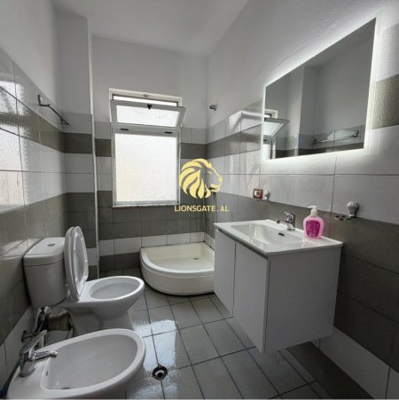 Tirane, jepet me qera apartament 2+1+Ballkon , 75 m² 450 € 