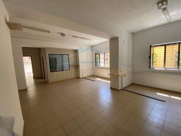 Tirane, jepet me qera ambjent biznesi Kati 0, 180 m² 700 Euro (Pzari i Ri)