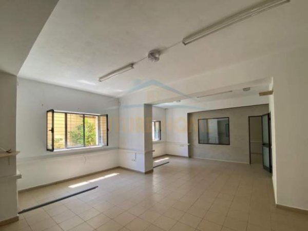 Tirane, jepet me qera ambjent biznesi Kati 0, 180 m² 700 Euro (Pzari i Ri)