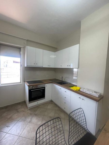 Tirane, jepet me qera apartament 2+1+BLK Kati 4, 75 m² 450 Euro (KOPSHTI BOTANIK)