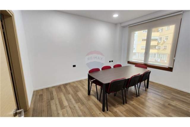 Tirane, jepet me qera zyre Kati 2, 82 m² 900 Euro (Blv Gjergj Fishta Kompleksi Delijorgji)