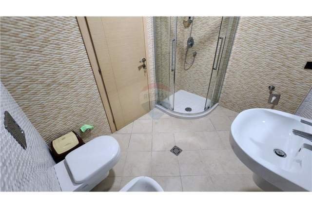 Tirane, jepet me qera zyre Kati 2, 82 m² 900 Euro (Blv Gjergj Fishta Kompleksi Delijorgji)
