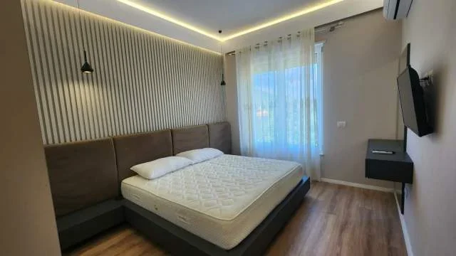 Tirane, jepet me qera apartament 2+1+2 Kati 1, 107 m² 1.000 Euro (Secret Garden Residence), prane Teg