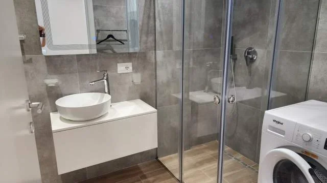 Tirane, jepet me qera apartament 2+1+2 Kati 1, 107 m² 1.000 Euro (Secret Garden Residence), prane Teg