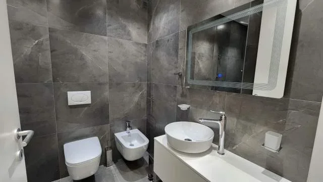 Tirane, jepet me qera apartament 2+1+2 Kati 1, 107 m² 1.000 Euro (Secret Garden Residence), prane Teg