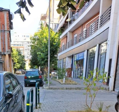 Tirane, jepet me qera dyqan Kati 0, 25 m² 35.000 Leke (4 Deshmoret)