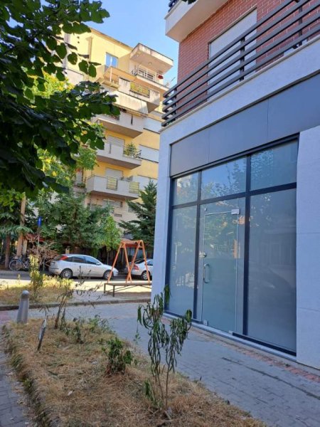 Tirane, jepet me qera dyqan Kati 0, 25 m² 35.000 Leke (4 Deshmoret)