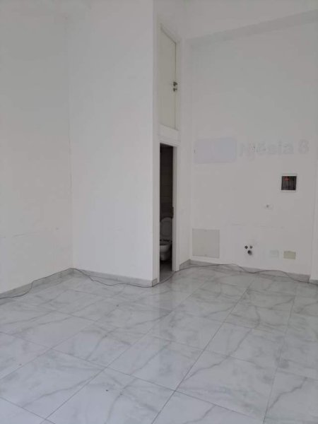 Tirane, jepet me qera dyqan Kati 0, 25 m² 35.000 Leke (4 Deshmoret)