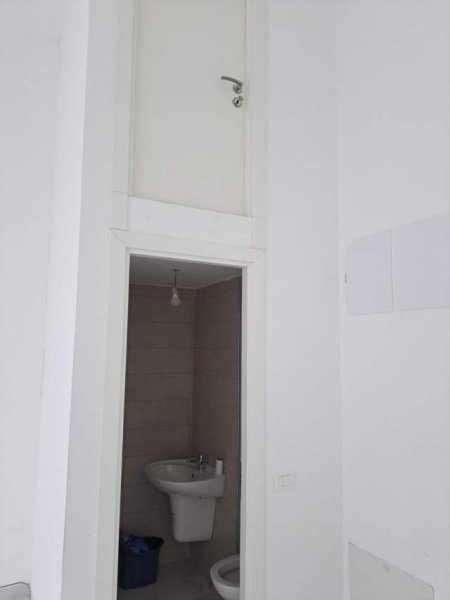 Tirane, jepet me qera dyqan Kati 0, 25 m² 35.000 Leke (4 Deshmoret)