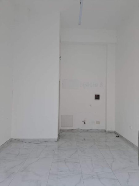 Tirane, jepet me qera dyqan Kati 0, 25 m² 35.000 Leke (4 Deshmoret)