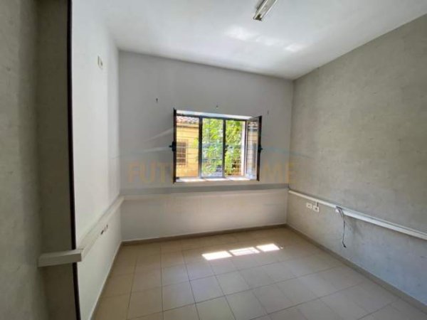 Tirane, jepet me qera ambjent biznesi Kati 0, 180 m² 700 Euro (Pzari i Ri)