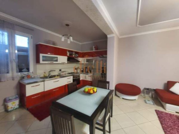 Tirane, jepet me qera Vile 3+1 300 m² 800 Euro (prane Teg)