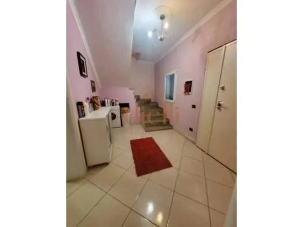 Tirane, jepet me qera Vile 3+1 300 m² 800 Euro (prane Teg)