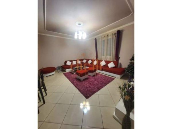 Tirane, jepet me qera Vile 3+1 300 m² 800 Euro (prane Teg)