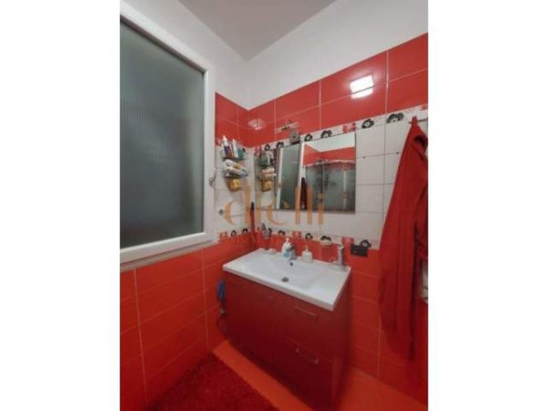 Tirane, jepet me qera Vile 3+1 300 m² 800 Euro (prane Teg)