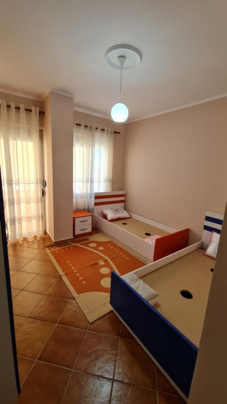 Tirane, jepet me qera zyre Kati 10, 124 m² 150 Euro (Faik Konica)