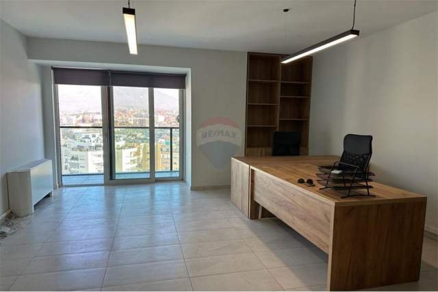 Tirane, jepet me qera zyre Kati 10, 124 m² 150 Euro (Faik Konica)