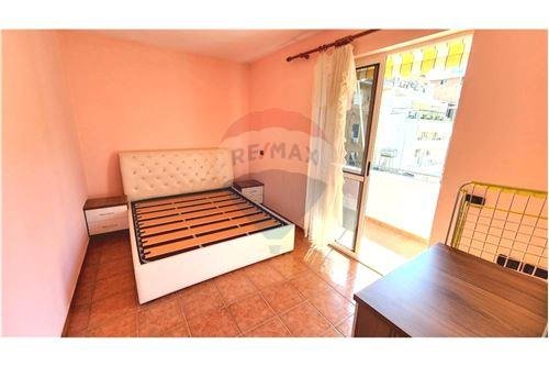 Tirane, jepet me qera 2+1 Kati 5, 82 m² 600 Euro