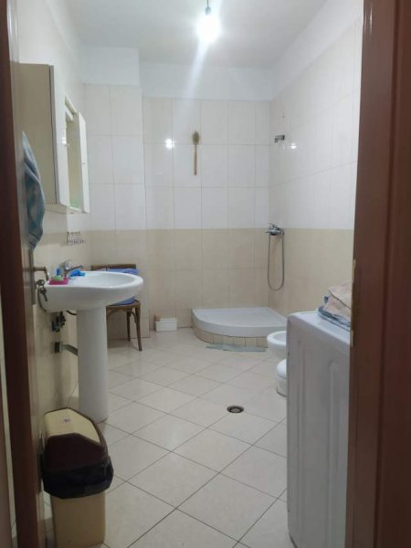Tirane, jepet me qera apartament 1+1+BLK Kati 3, 79 m² 40.000 Leke (Rruga Riza Cerova)