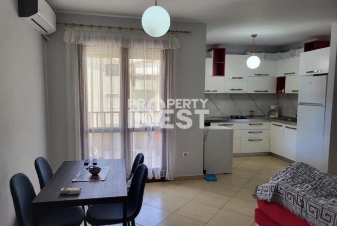 Tirane, jepet me qera apartament 2+1 Kati 4, 110 m² 650 € (Xhamia e selites)