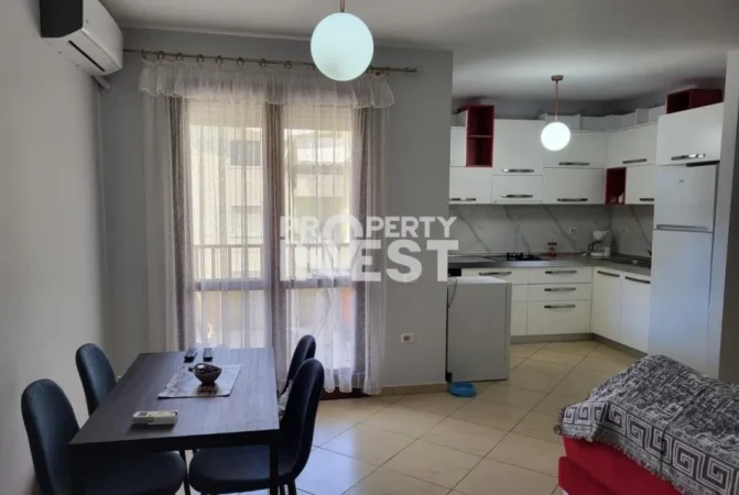 Tirane, jepet me qera apartament 2+1 Kati 4, 110 m² 650 € (Xhamia e selites)