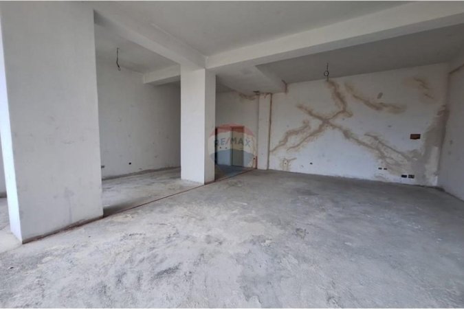 Tirane, shitet dyqan Kati 0, 110 m² (KMY, Tiranë(ID: 530411012-156)